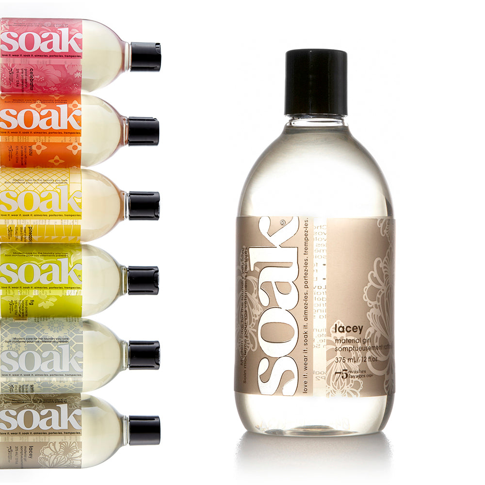 Gamme de lessives Soak pour textiles délicats, flacons multicolores 375 ml alignés