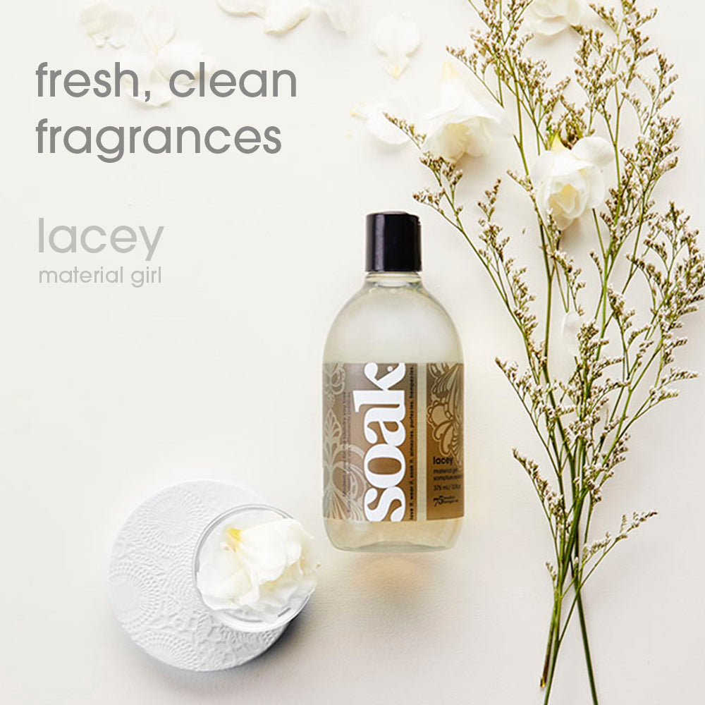 Flacon de lessive Soak Lacey 375 ml en verre avec roses blanches séchées et tiges vertes