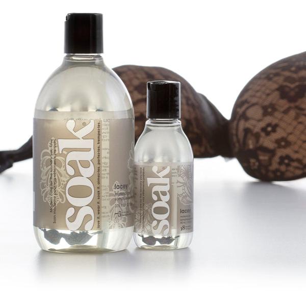 Grande bouteille de lessive Soak Lacey 500 ml et mini flacon 125 ml en verre, bouchons noirs