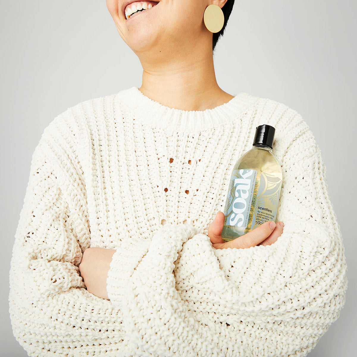 Flacon transparent de lessive Soak Scentless 375 ml, étiquette discrète sur fond clair
