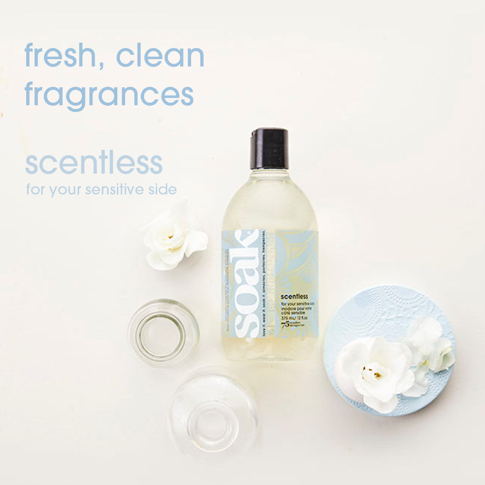 Flacon de lessive Soak Scentless 375 ml, mise en scène avec textiles rangés