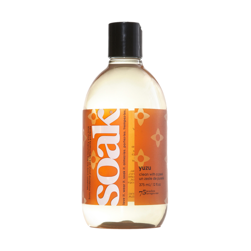 Lessive Soak Yuzu 375 ml parfum agrumes, flacon sur fond noir