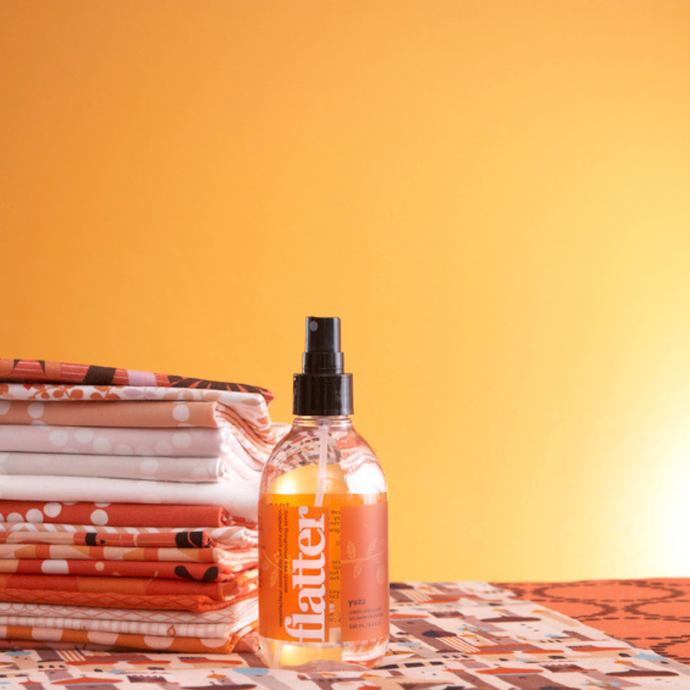 Kit lessive Soak Yuzu en mise en scène lifestyle, flacons et accessoires pour l'entretien des tricots