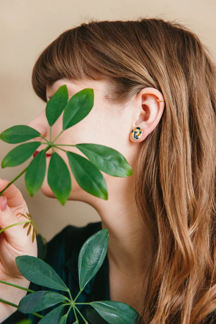 Boucles d'oreilles puces en porcelaine peinte main Tache vert et orange