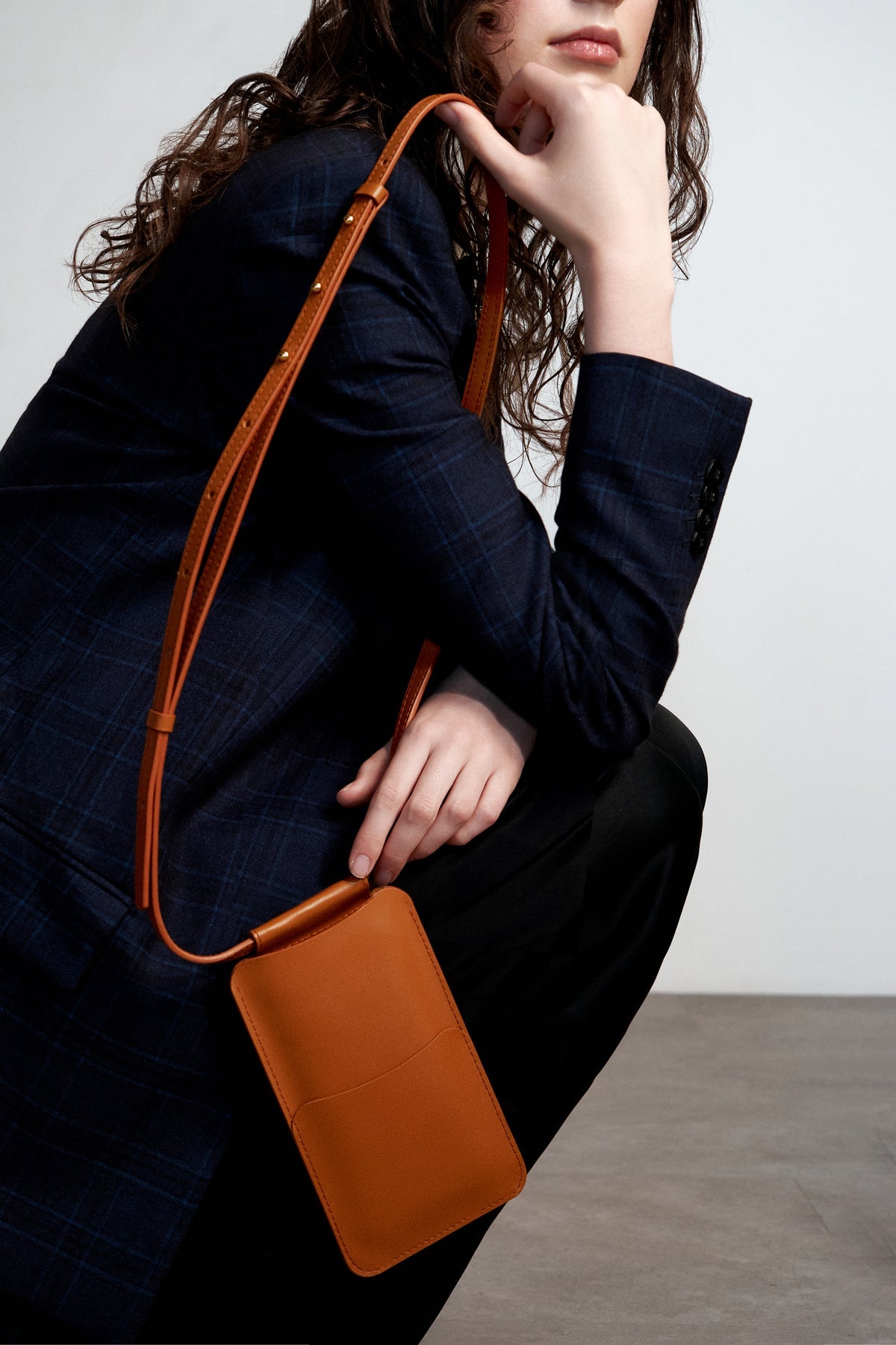 Pochette téléphone en cuir beige tan KOOS, détail finition épurée