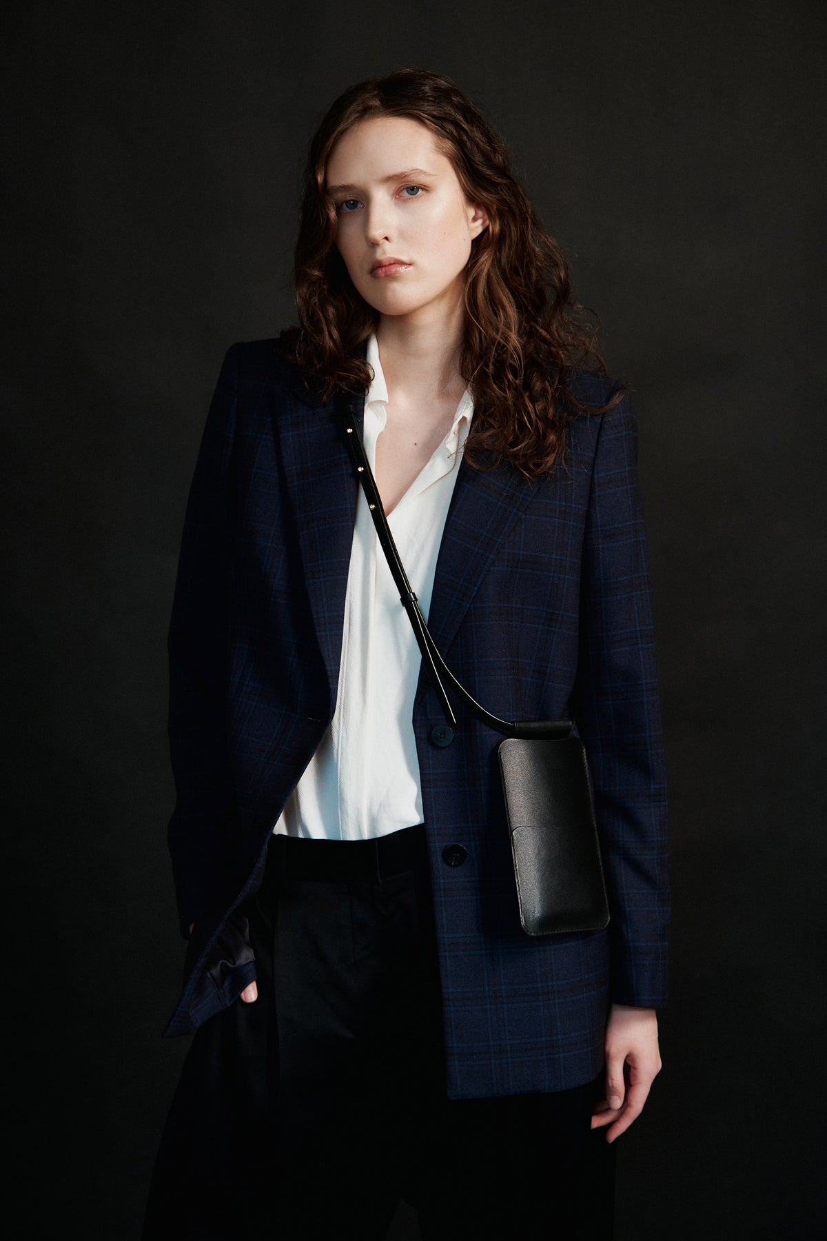 Pochette téléphone en cuir noir KOOS, détail finition mat