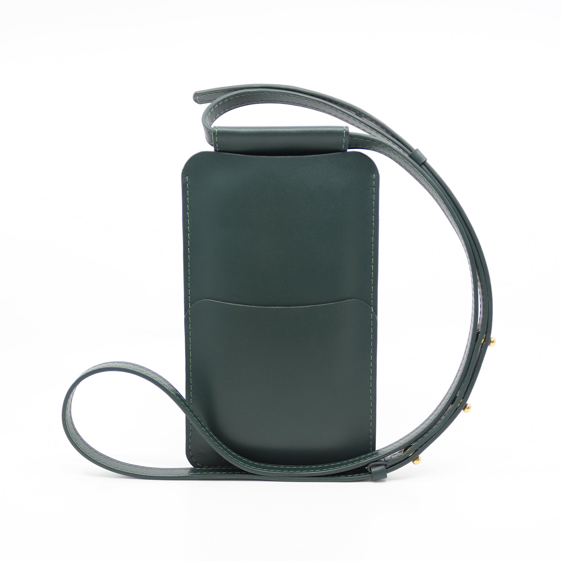 Pochette téléphone en cuir vert sapin KOOS, portée en intérieur chaleureux