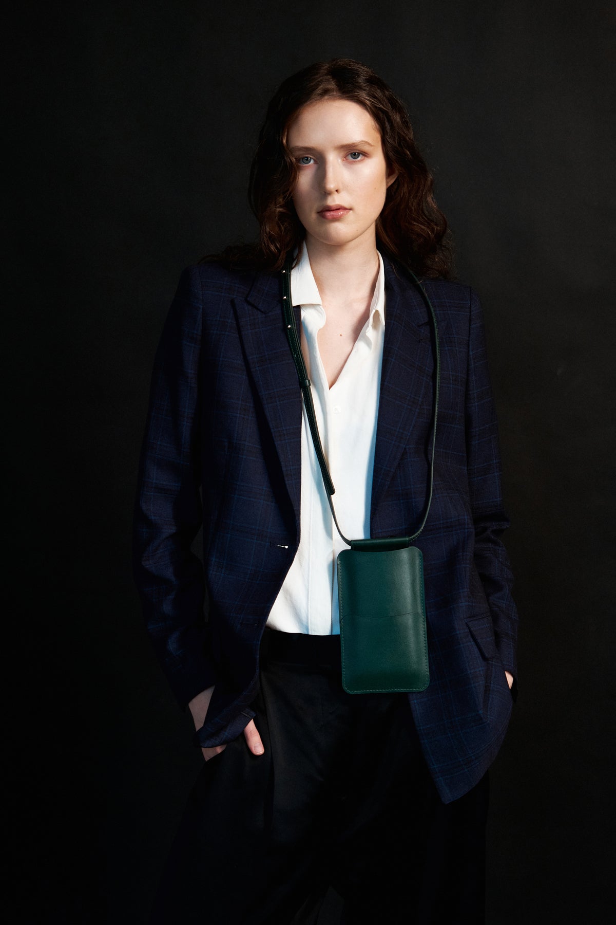 Pochette téléphone en cuir vert sapin KOOS, vue lifestyle