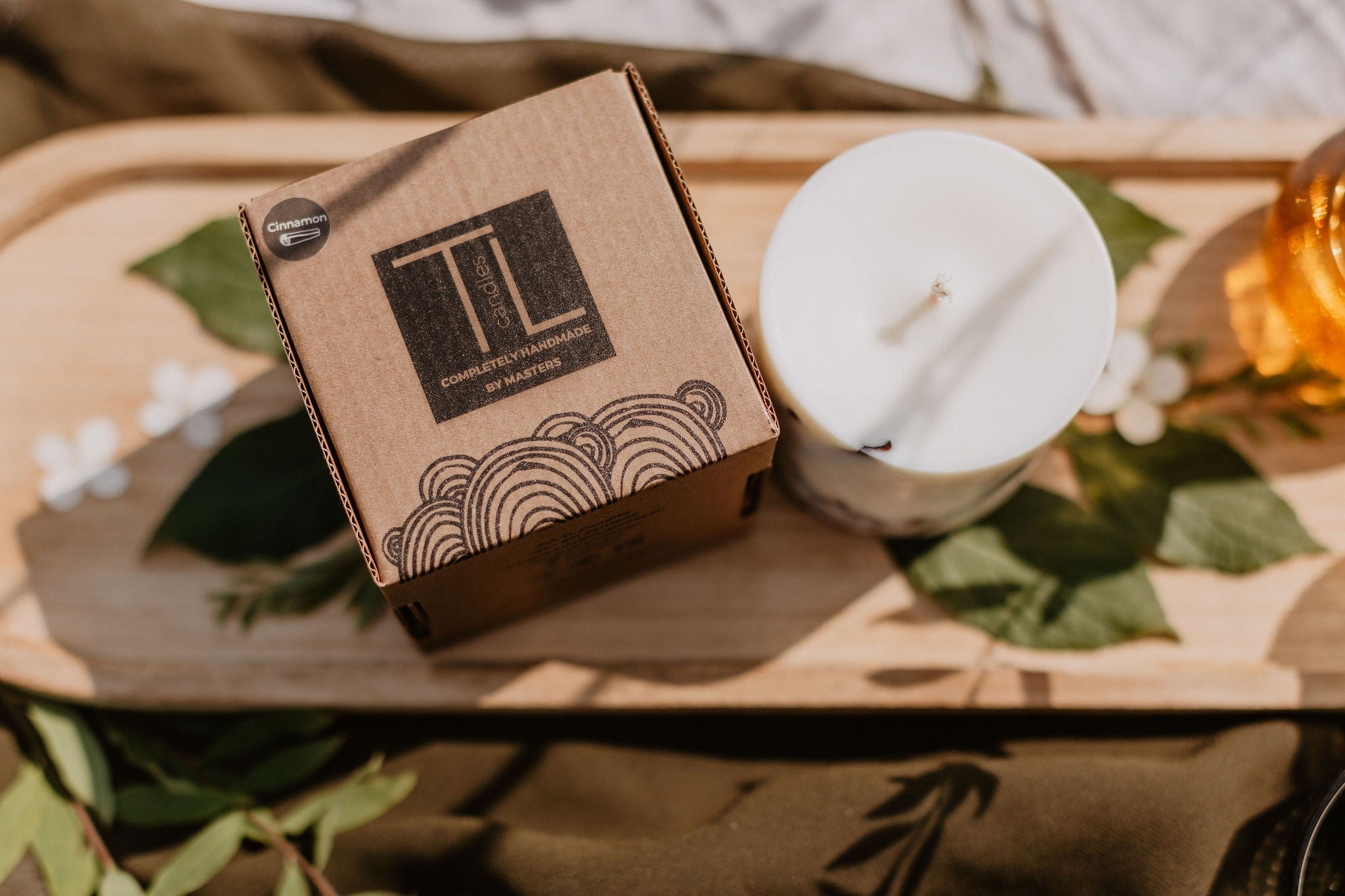 Bougie artisanale en cire de soja parfum cannelle, vue alternative