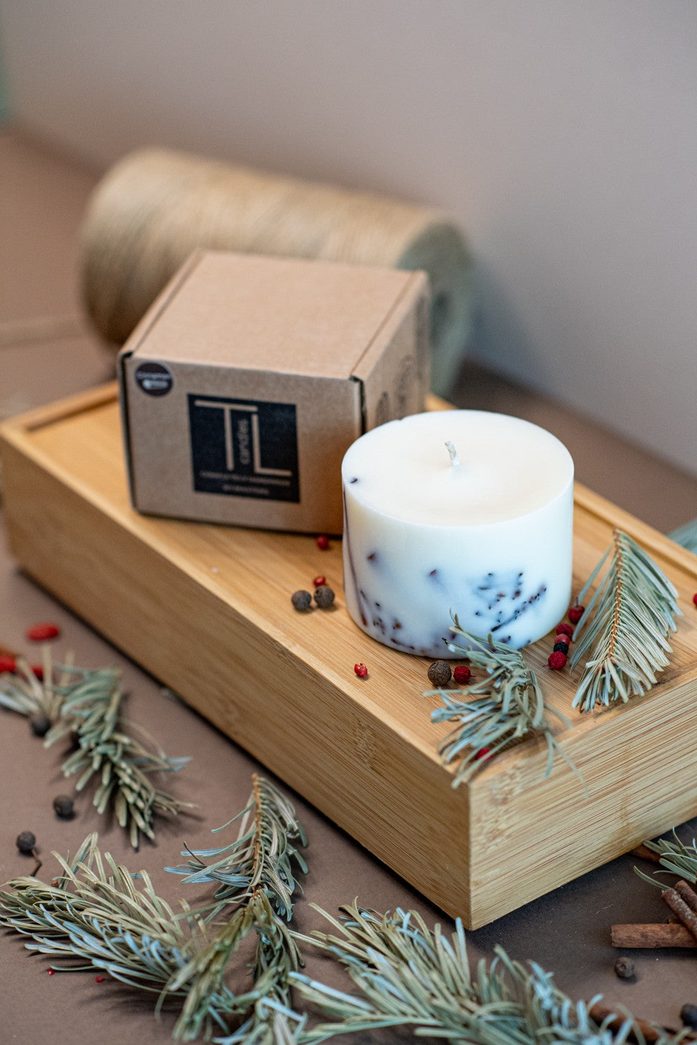 Bougie artisanale en cire de soja parfum cannelle, vue détaillée