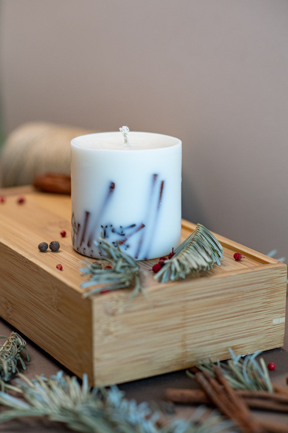 Bougie artisanale en cire de soja parfum cannelle, vue verticale