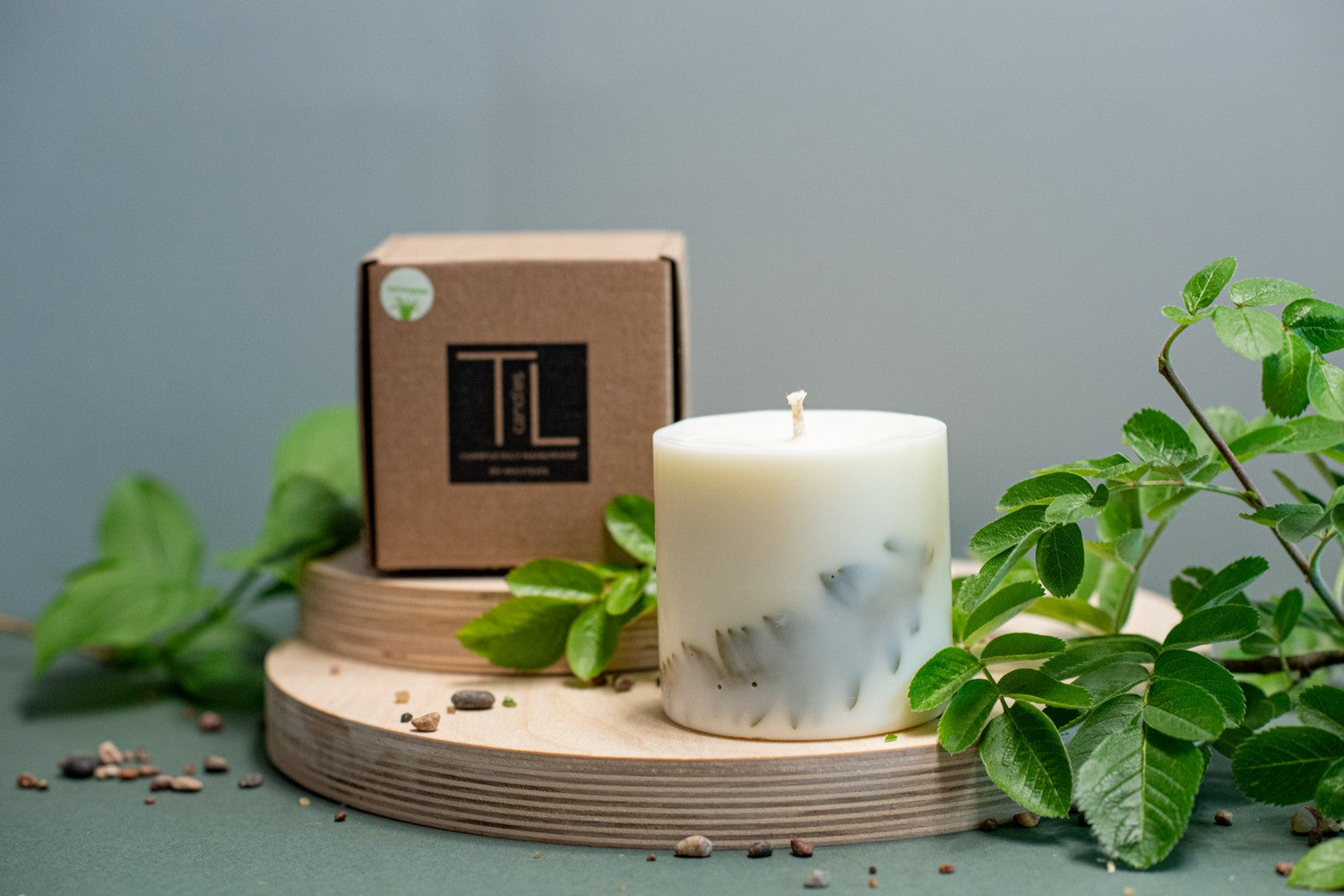 Bougie artisanale en cire de soja parfum citronnelle, vue éditoriale