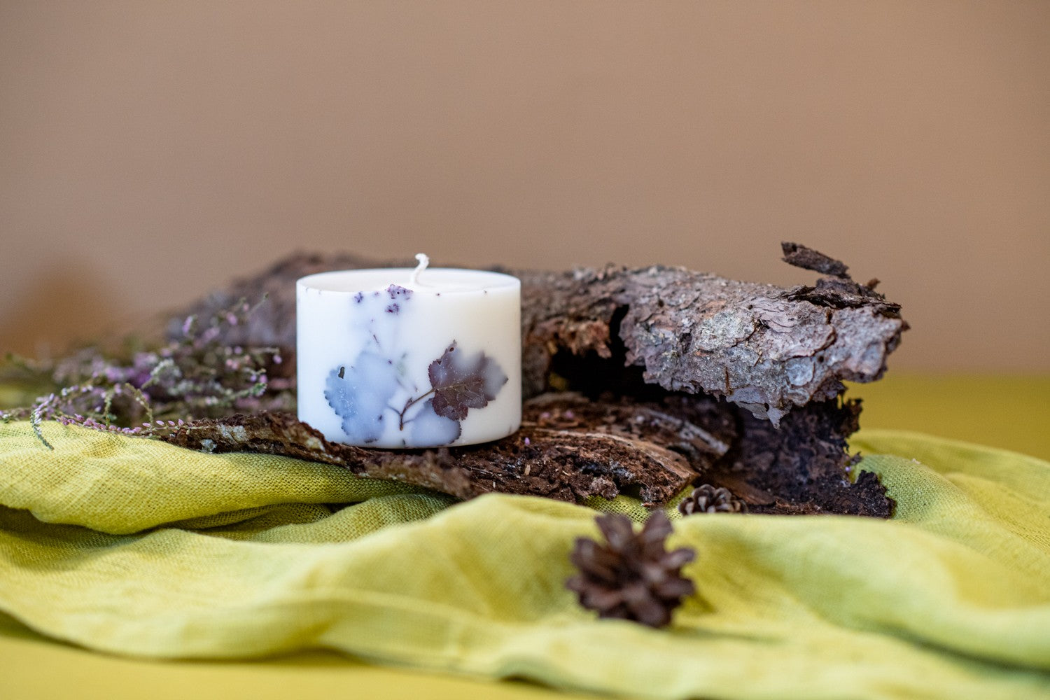 Bougie artisanale en cire de soja parfum forêt blanche, vue produit