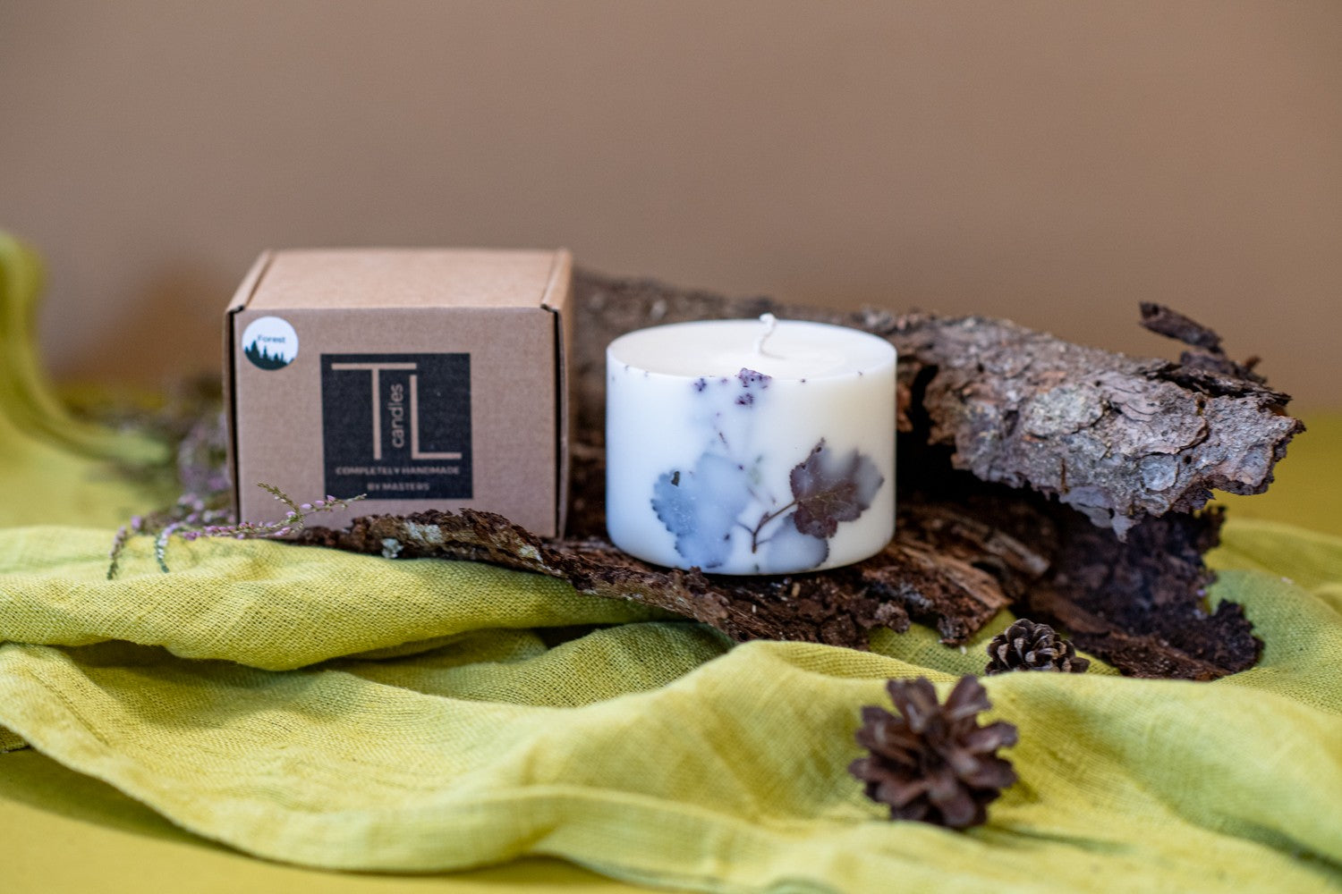 Bougie artisanale en cire de soja parfum forêt blanche, vue alternative