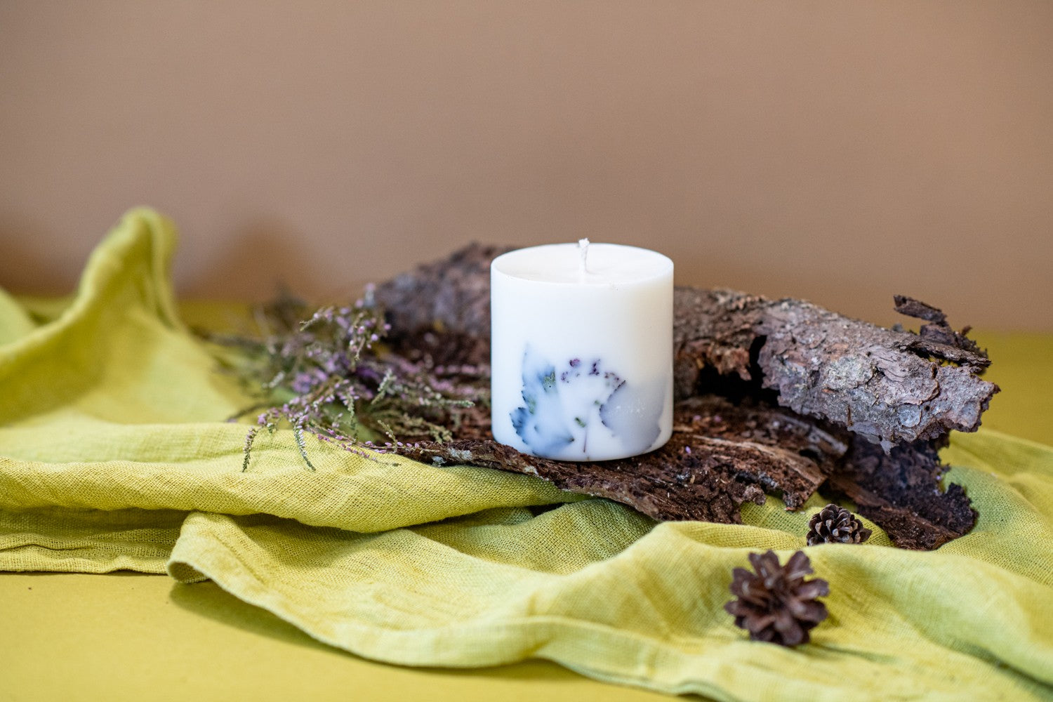 Bougie artisanale en cire de soja parfum forêt blanche, vue alternative produit