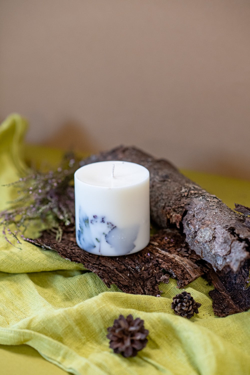 Bougie artisanale en cire de soja parfum forêt blanche, vue finale
