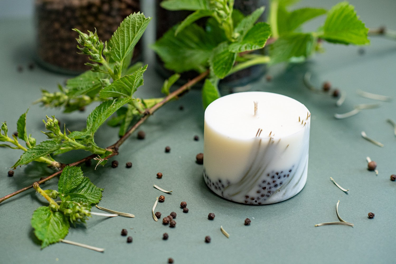 Bougie artisanale en cire de soja parfum genièvre, vue alternative finale