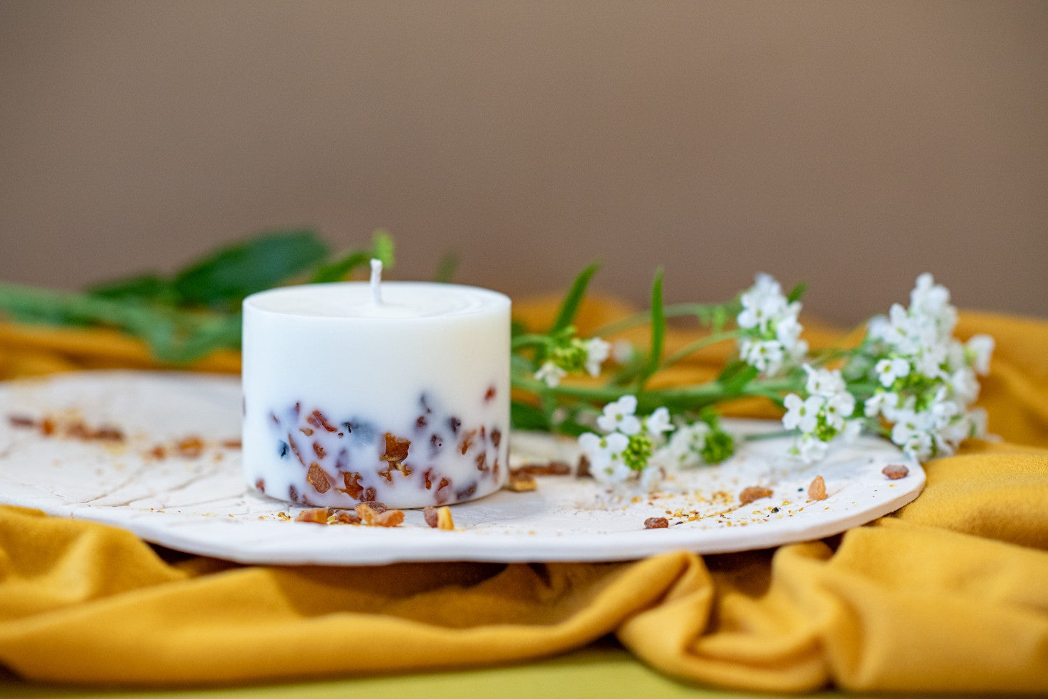 Bougie artisanale en cire de soja parfum pin, vue détaillée