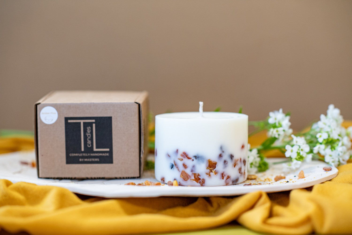 Bougie artisanale en cire de soja parfum pin, vue éditoriale