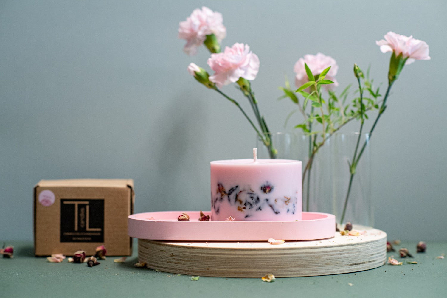 Bougie artisanale en cire de soja parfum pivoine, vue alternative produit