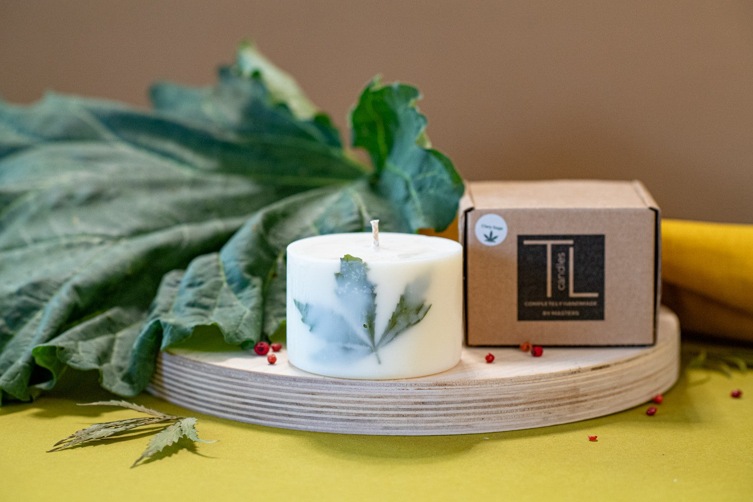 Bougie artisanale en cire de soja parfum sauge sclarée, vue alternative