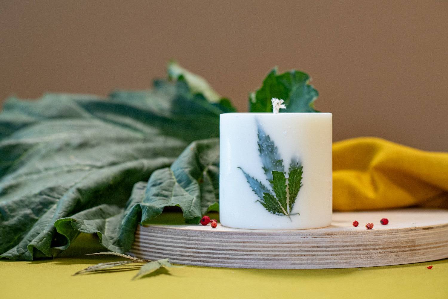 Bougie artisanale en cire de soja parfum sauge sclarée, vue détaillée