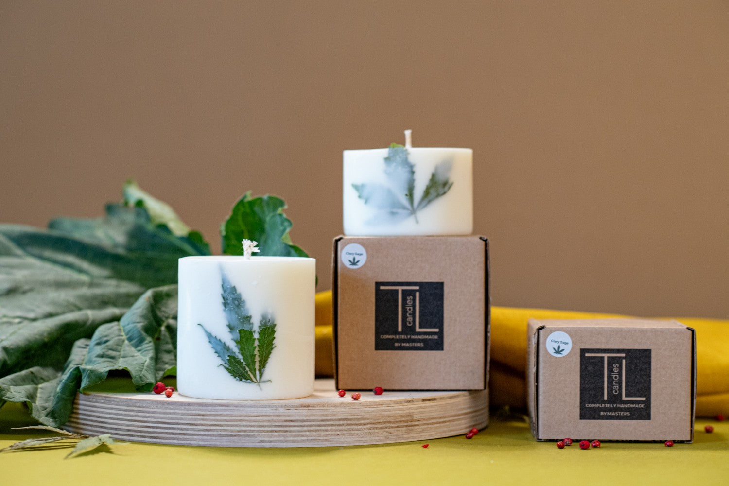 Bougie artisanale en cire de soja parfum sauge sclérée, vue éditoriale