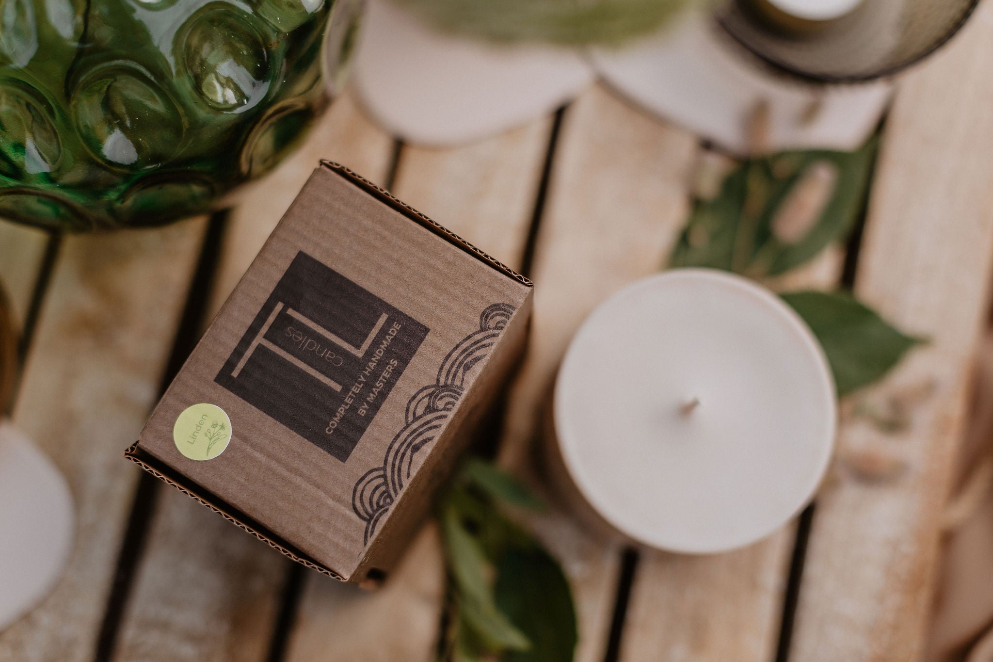 Bougie artisanale en cire de soja parfum tilleul et miel, vue alternative