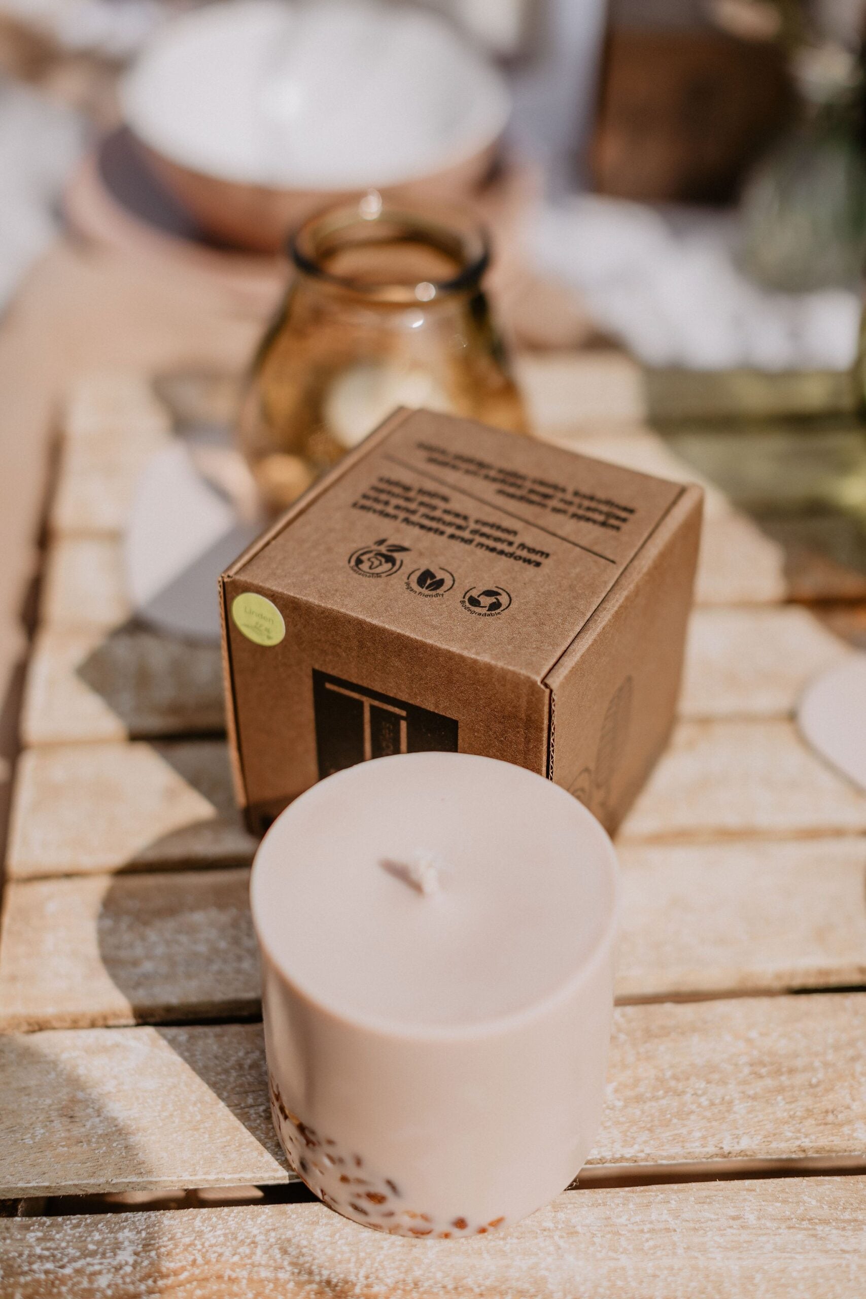 Bougie artisanale en cire de soja parfum tilleul et miel, vue éditoriale