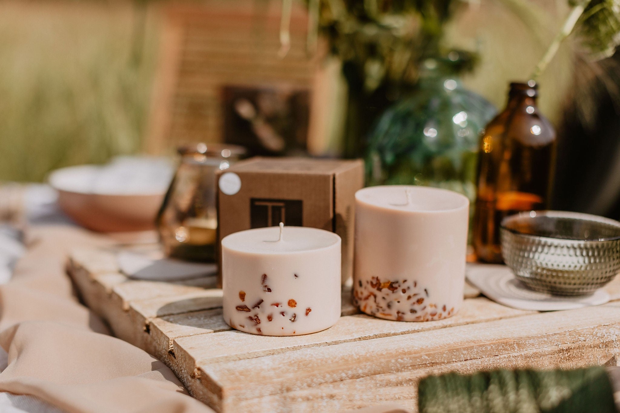 Bougie artisanale en cire de soja parfum tilleul et miel, vue éditoriale finale
