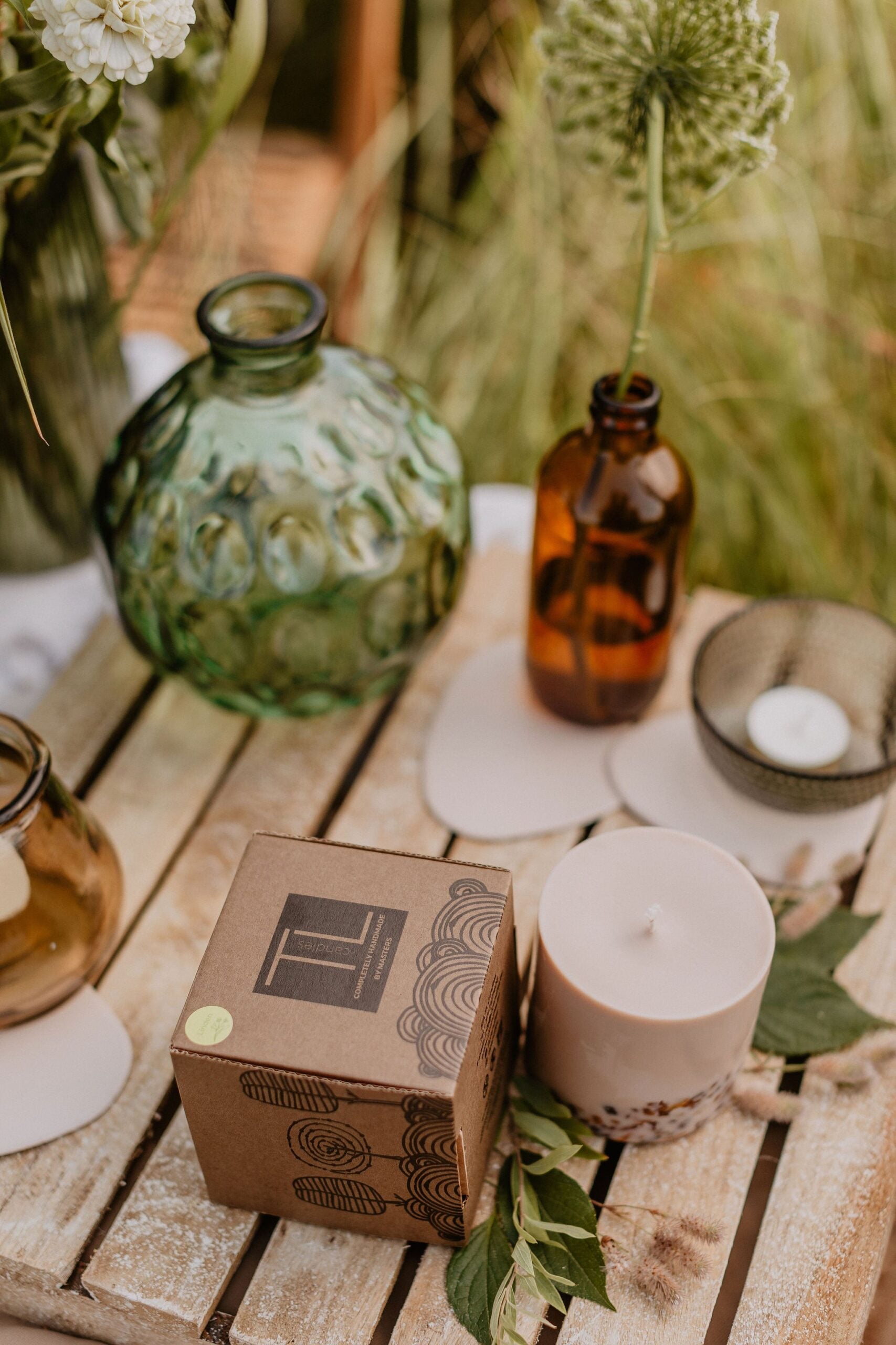 Bougie artisanale en cire de soja parfum tilleul et miel, vue éditoriale alternative