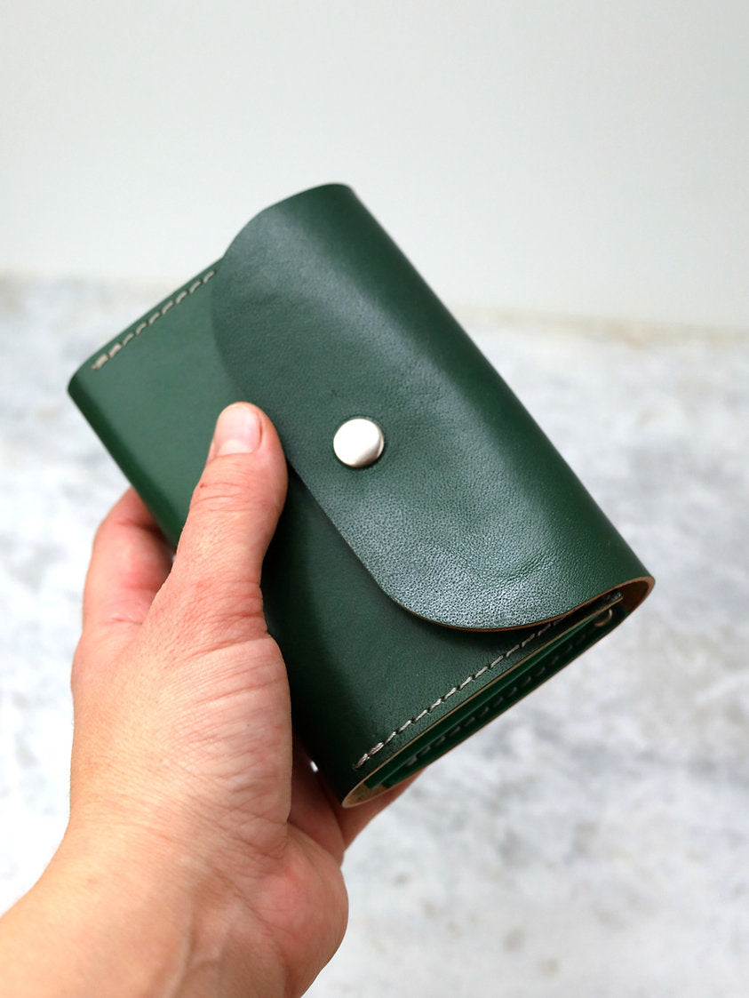 Portefeuille FRIDAY TOKS VISOKS en cuir vert sauge, deuxième détail courroie