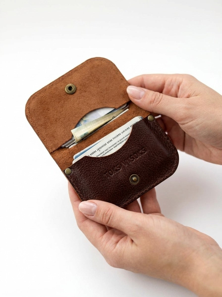 Portefeuille bicolore en cuir marron ouvert, compartiments intérieurs visibles