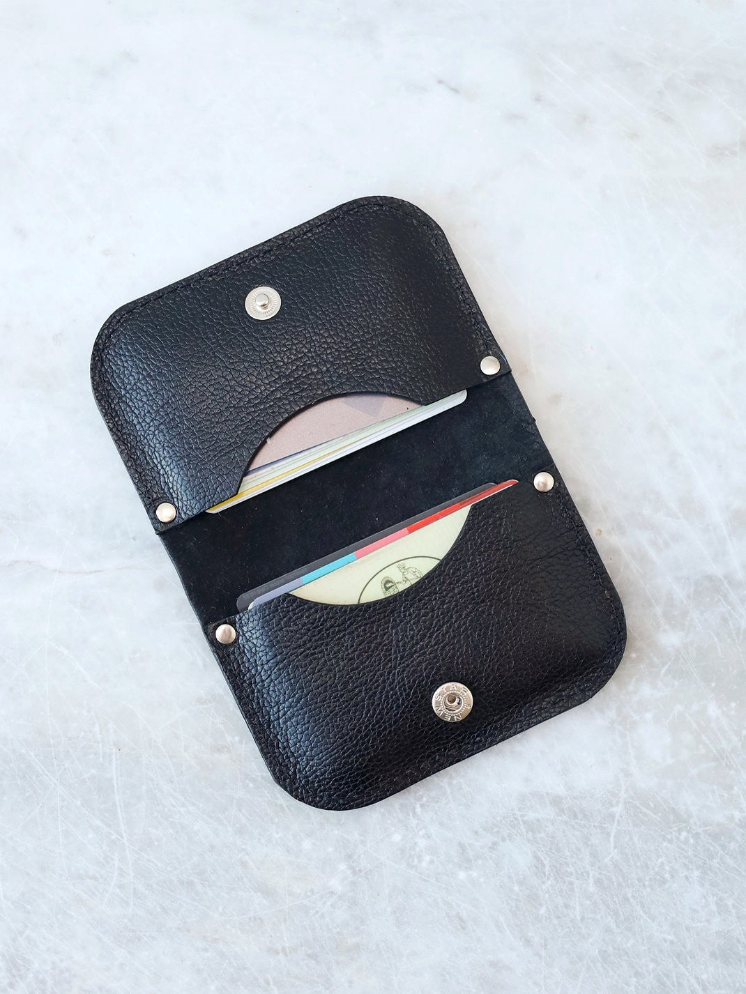 Portefeuille SUNDAY TOKS VISOKS en cuir noir texturé, format compact pour poche pantalon