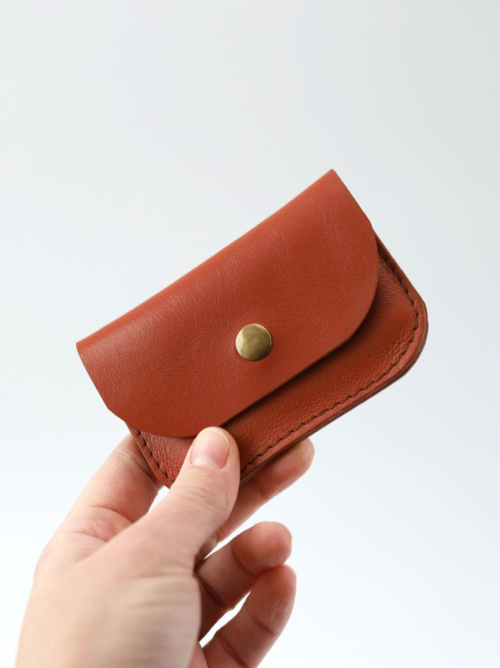 Portefeuille WEEKEND TOKS VISOKS en cuir rouge terracotta, détail coutures