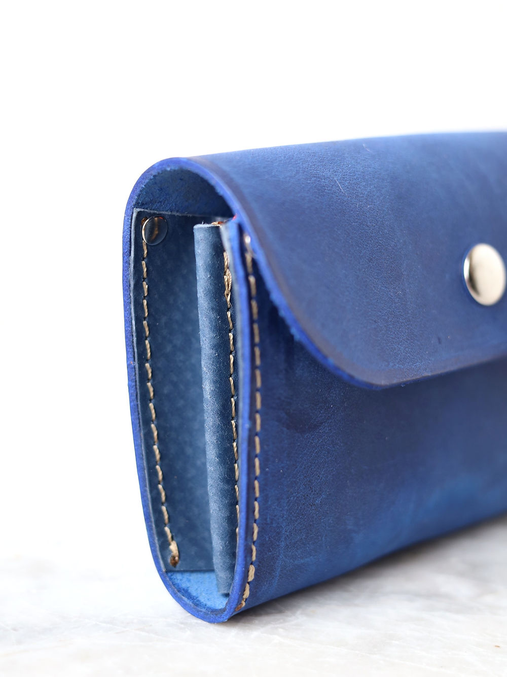 Portefeuille FRIDAY TOKS VISOKS en cuir bleu, deuxième vue fermée à plat