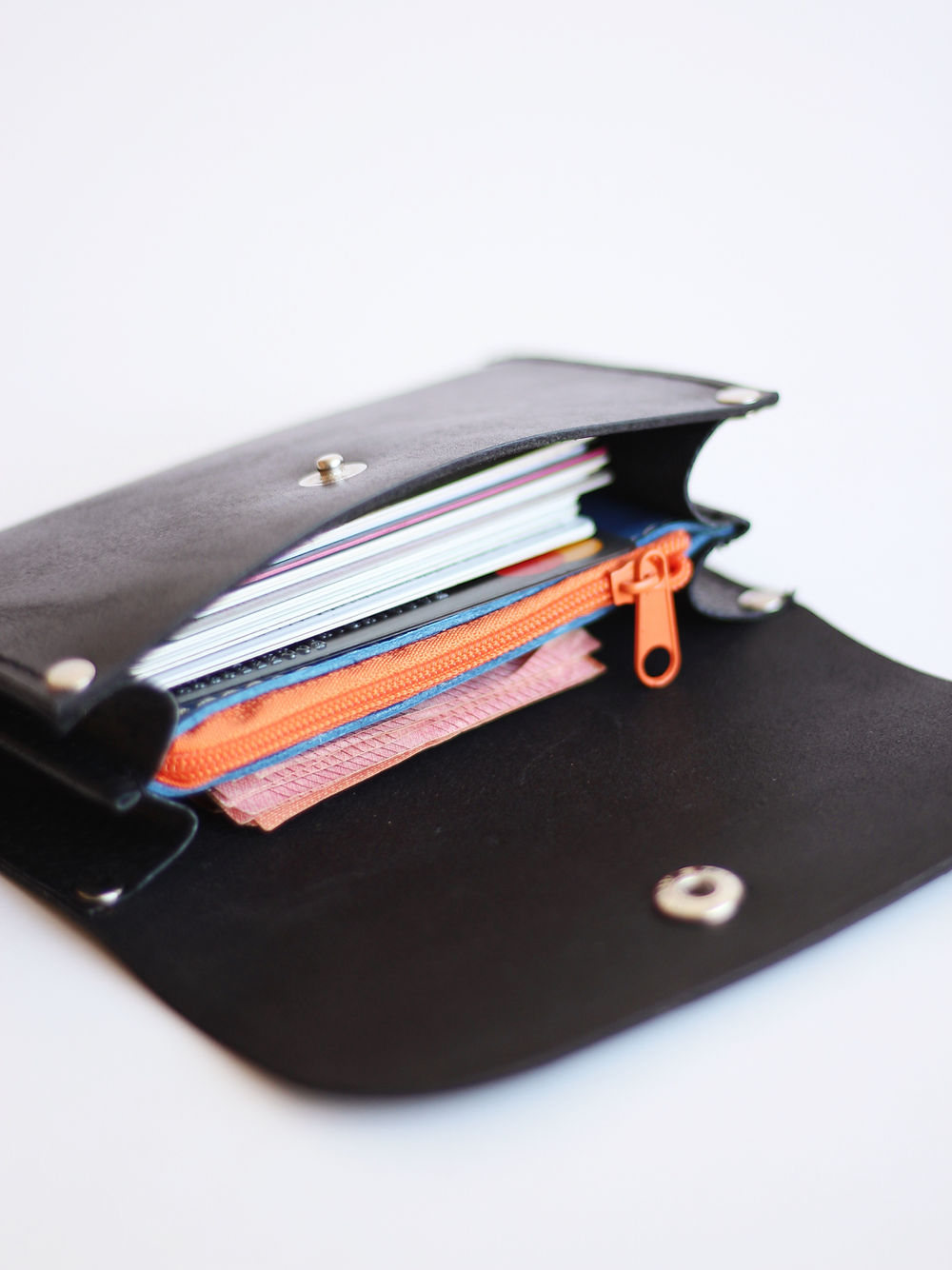 Portefeuille FRIDAY TOKS VISOKS en cuir noir, vue trois quarts