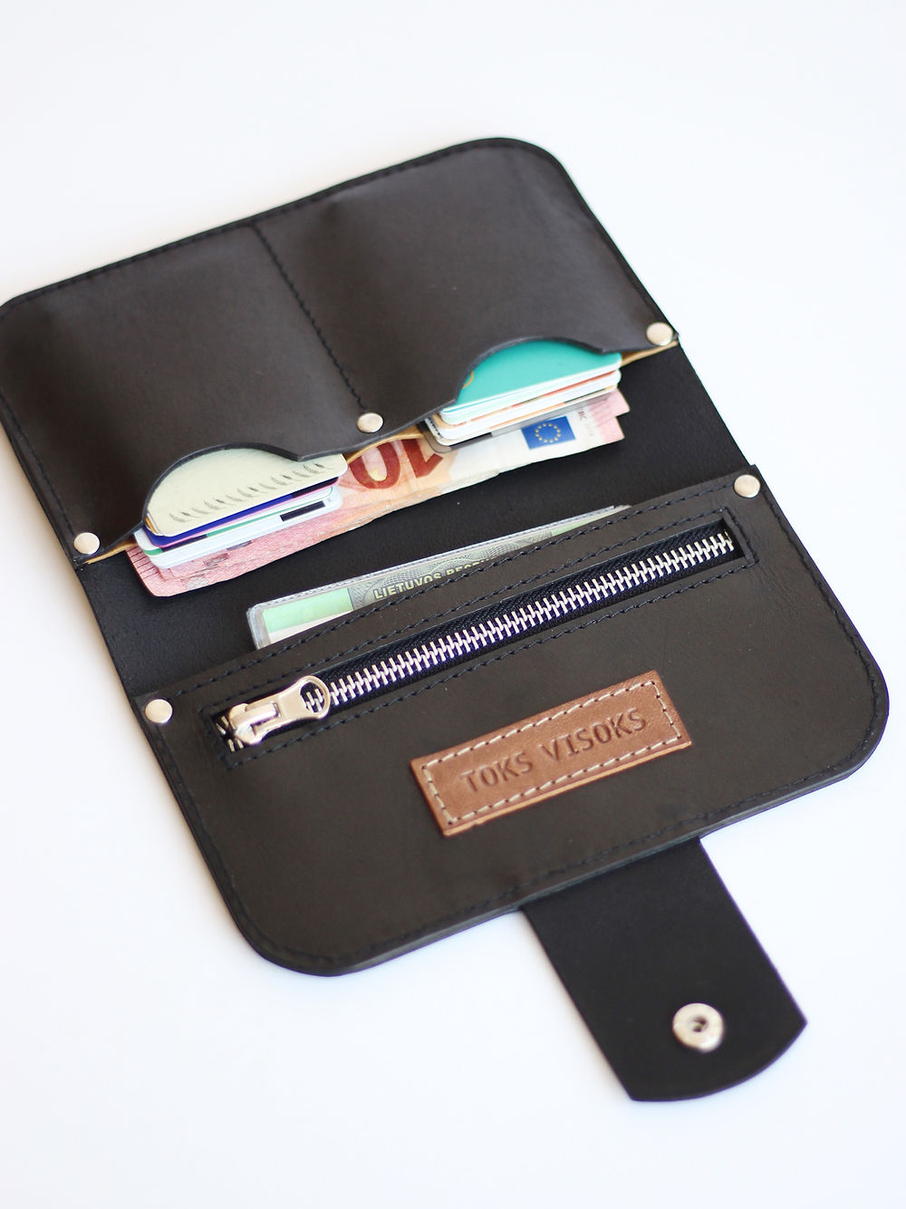 Portefeuille SATURDAY TOKS VISOKS en cuir noir ouvert sur cartes, billets et compartiment zippé