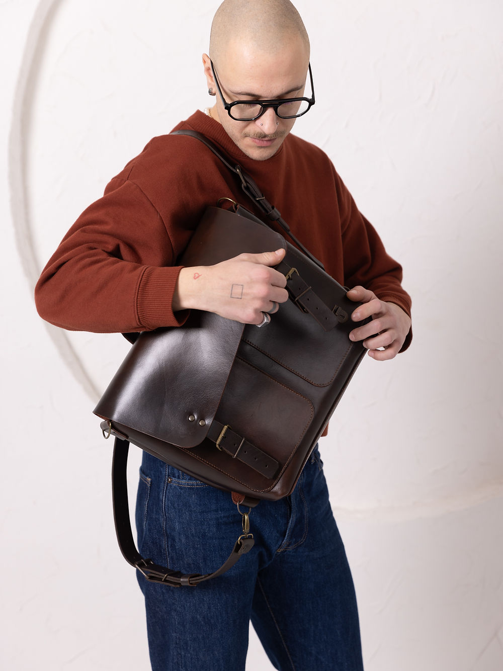 Sac à dos cartable en cuir chocolat foncé, détail des poches latérales