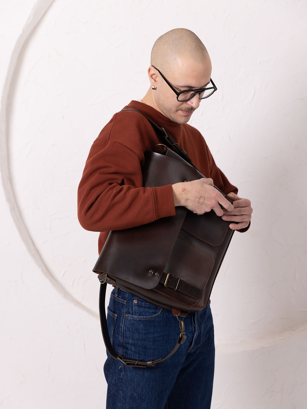 Sac à dos cartable en cuir chocolat foncé, deuxième vue de dos avec bretelles