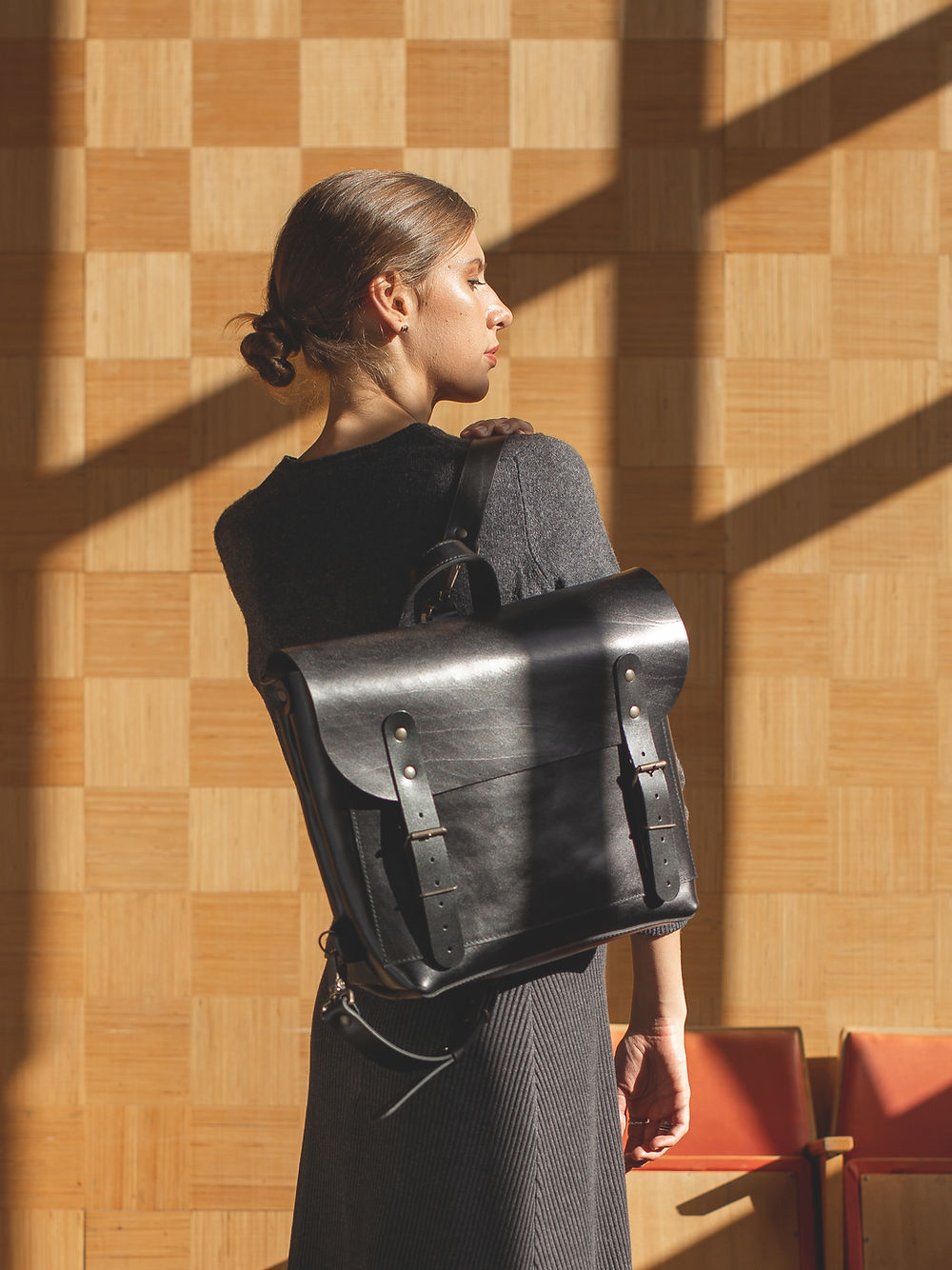 Sac à dos BENJAMIN TOKS VISOKS en cuir noir, vue trois quarts