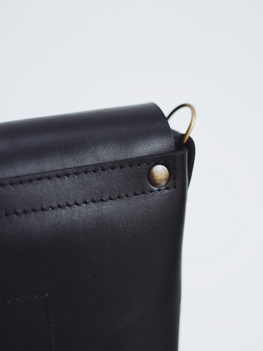 Sac à dos BENJAMIN TOKS VISOKS en cuir noir, vue lifestyle