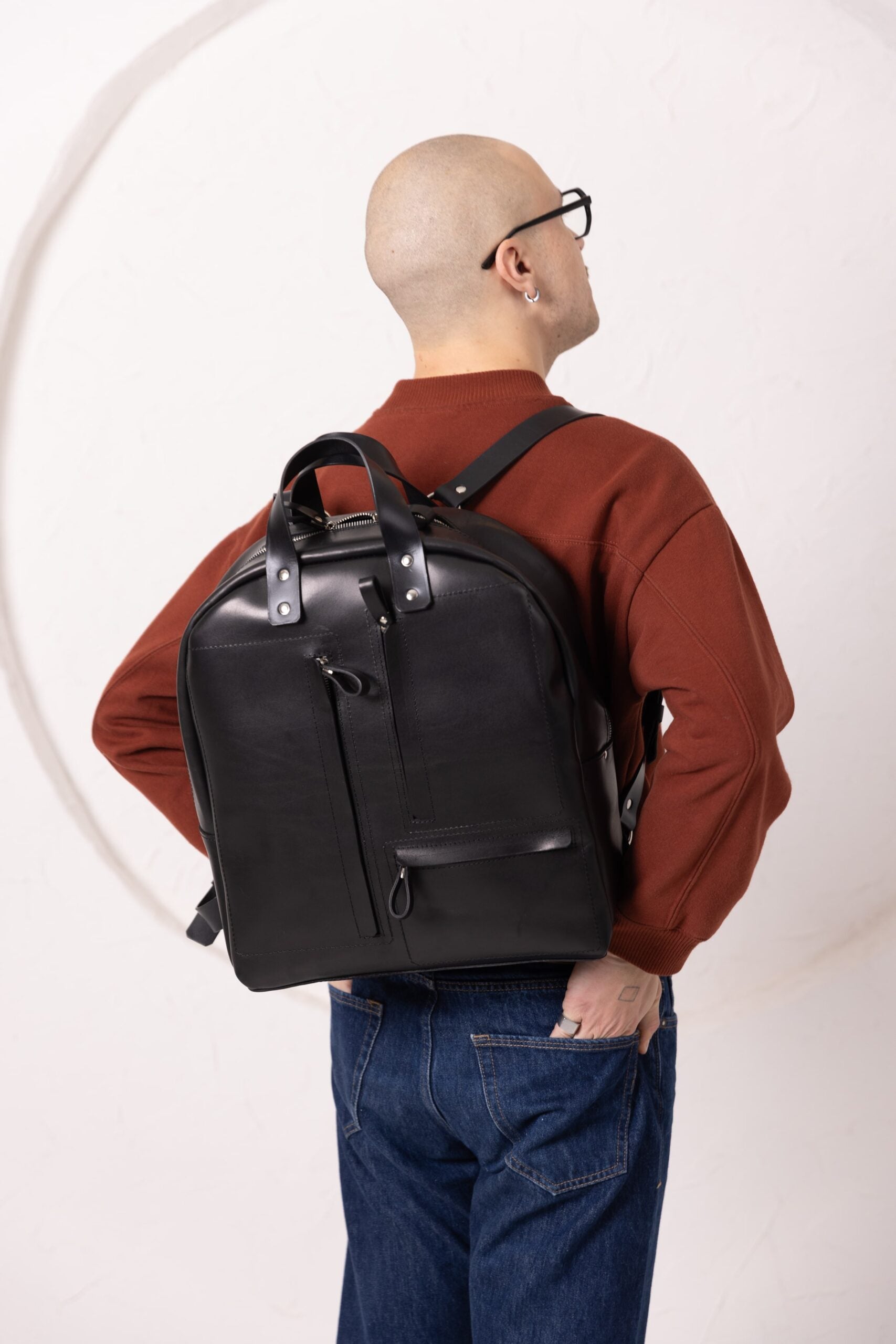 Sac à dos en cuir noir porté en lifestyle studio