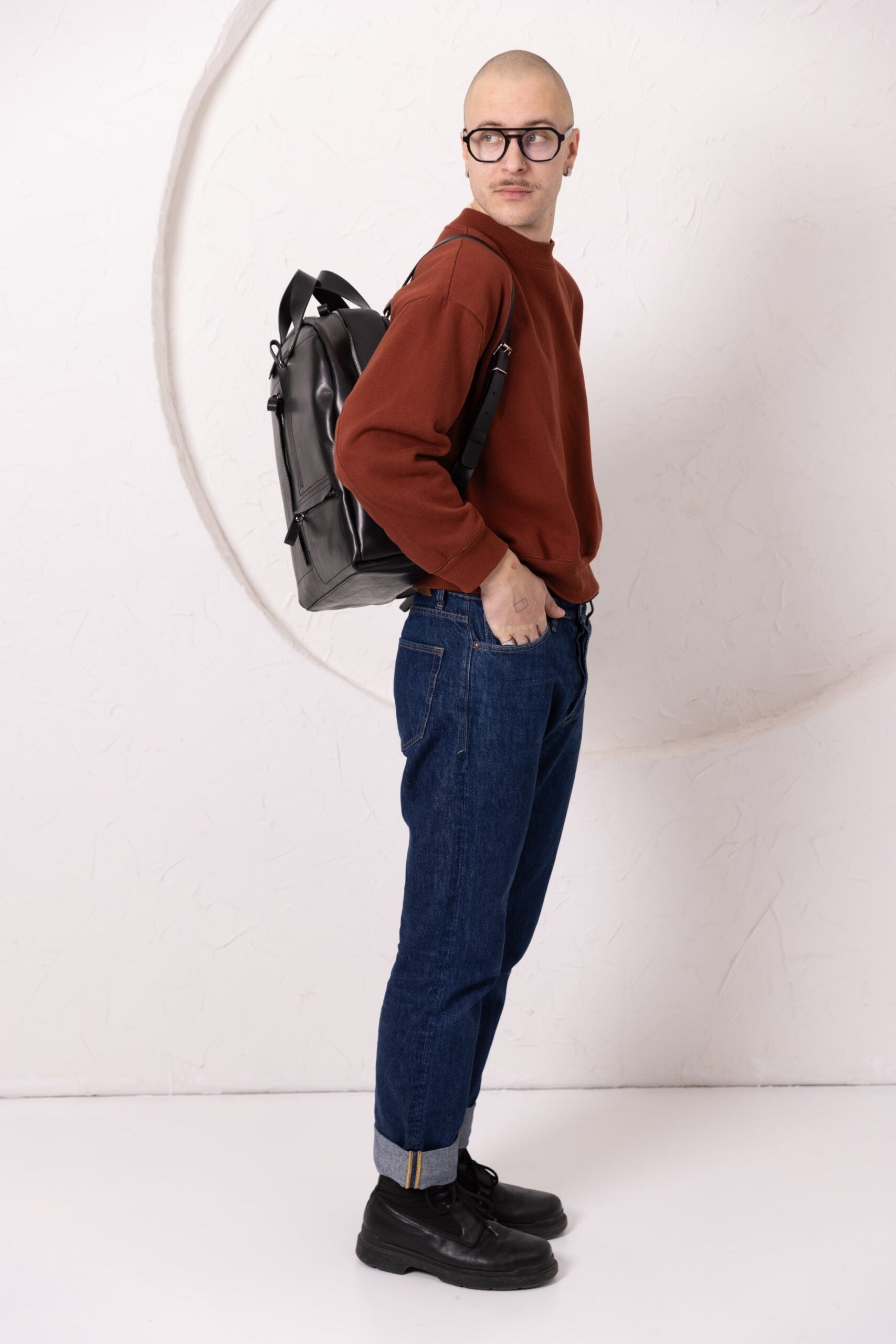 Sac à dos en cuir noir, vue latérale montrant la profondeur