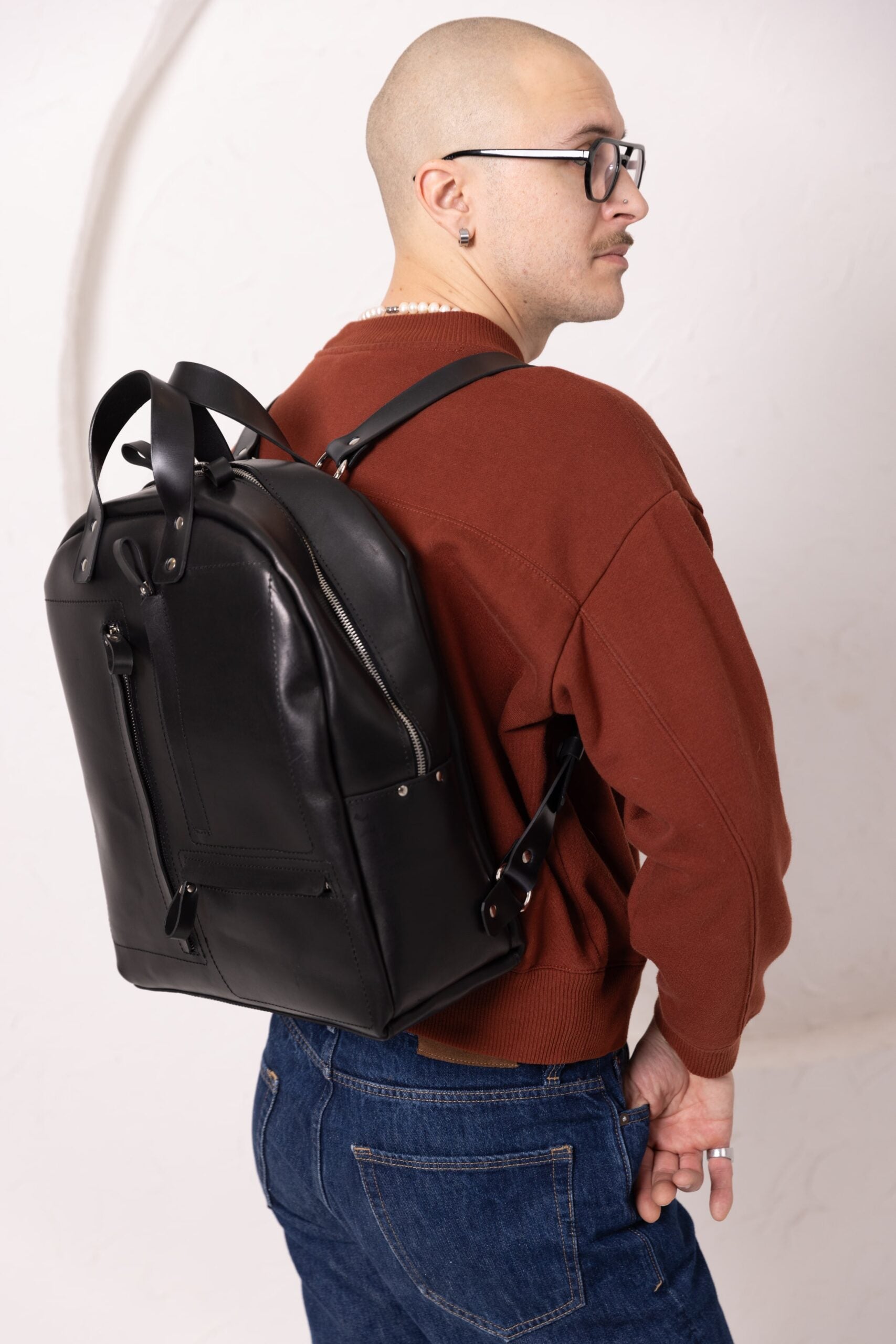 Sac à dos en cuir noir, vue de profil aux proportions carrées