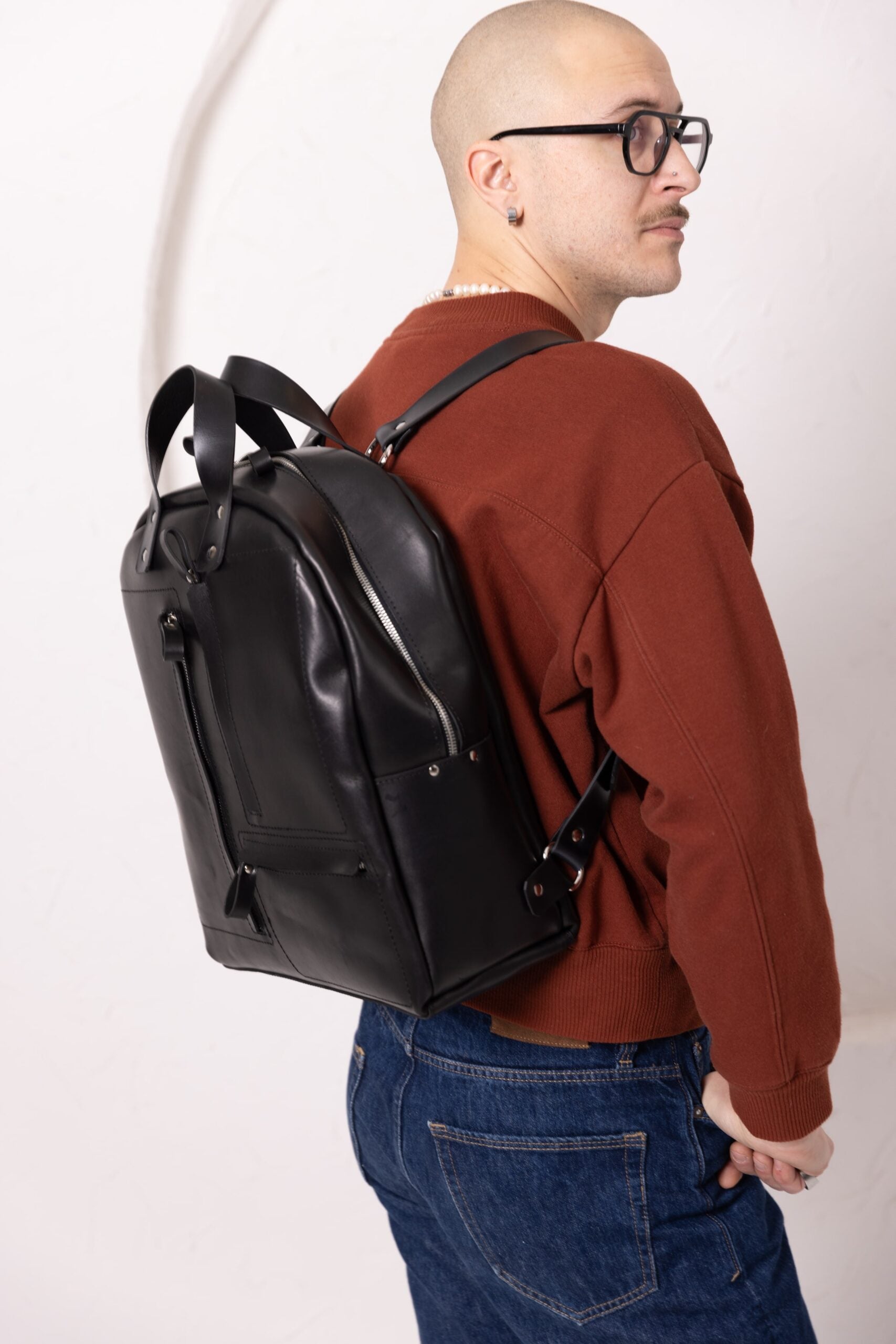 Sac à dos en cuir noir, détail de la poche avant