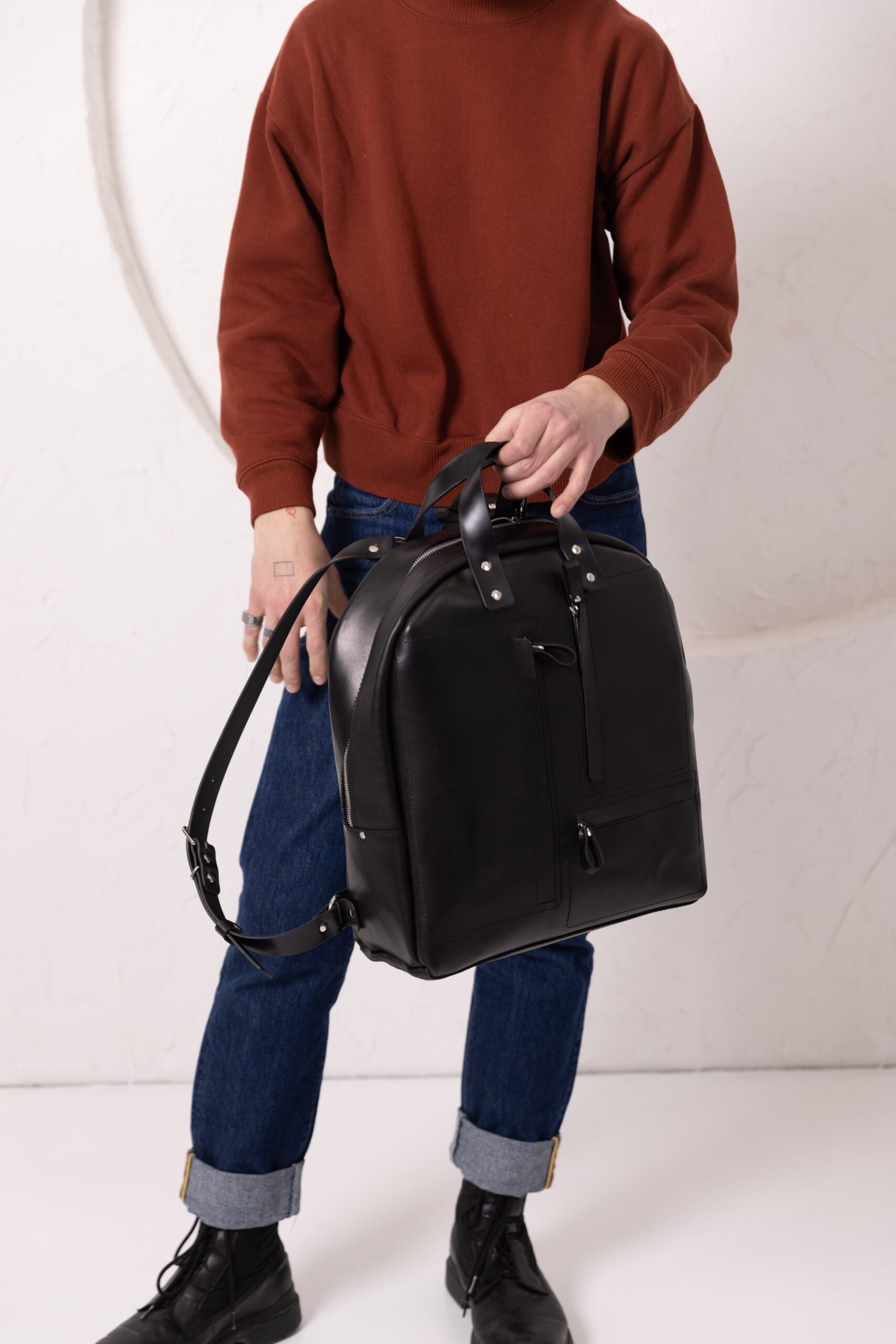 Sac à dos en cuir noir, vue d'ensemble avec détails des sangles