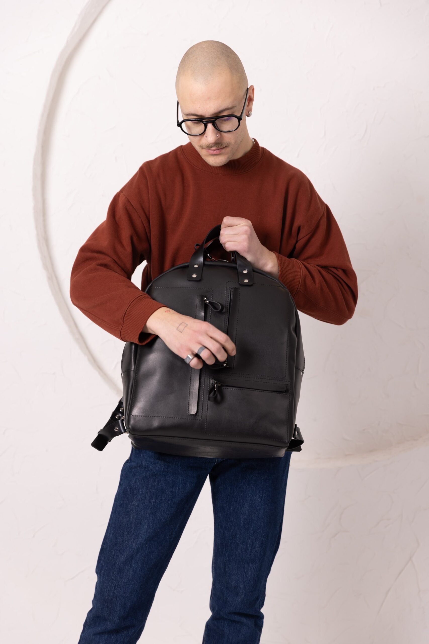 Sac à dos en cuir noir, gros plan sur les coutures et la finition