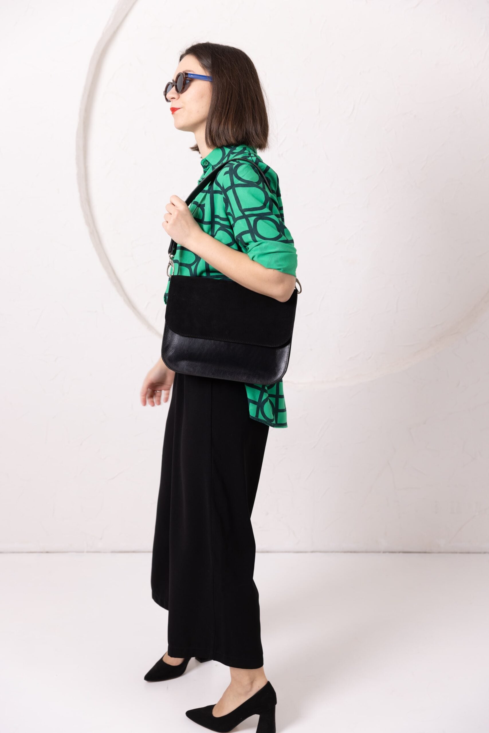 Sac à main ASTORIA TOKS VISOKS en cuir et daim noir, vue de profil