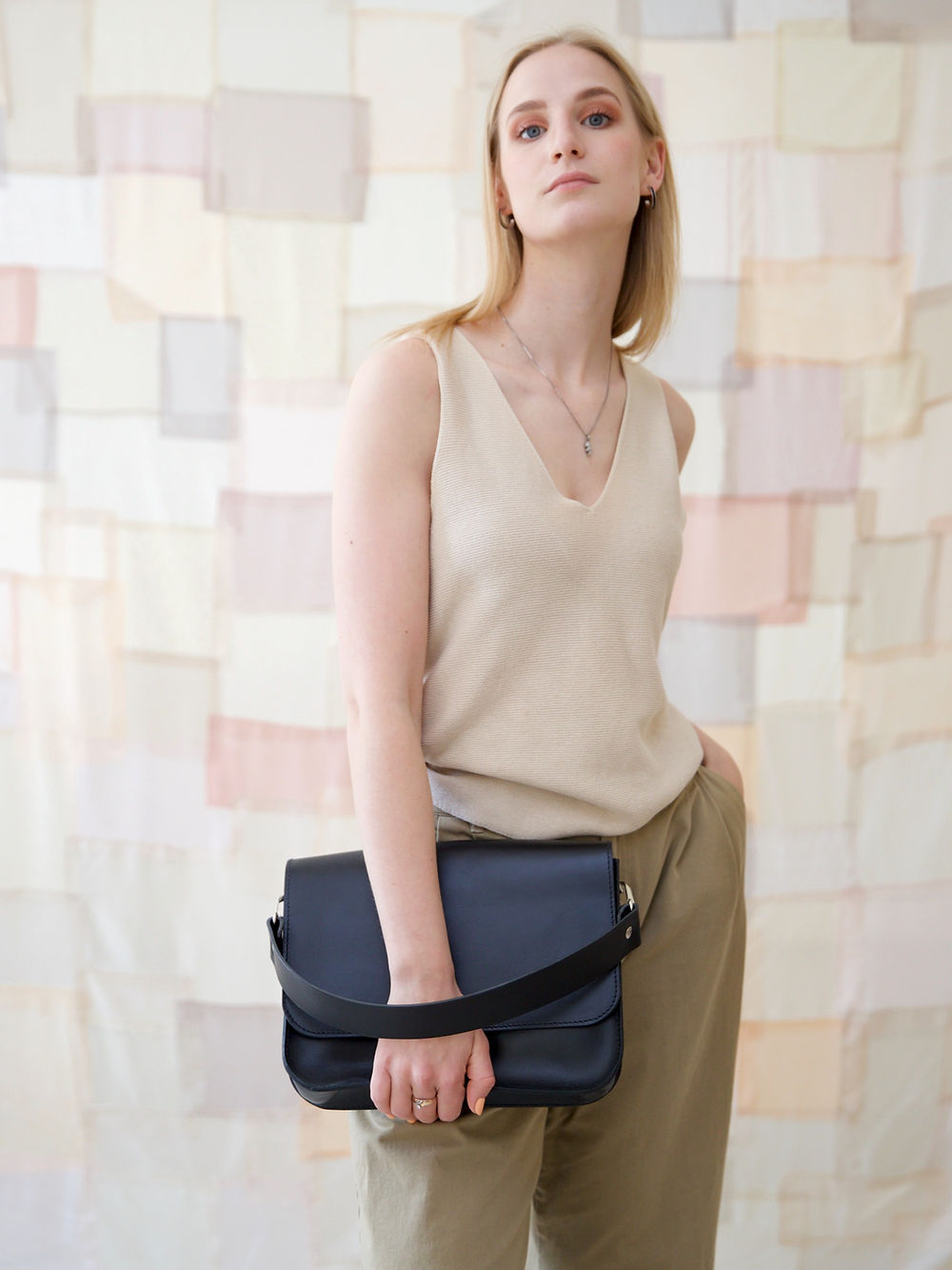Sac à main ASTORIA TOKS VISOKS en cuir noir, vue de face design moderne